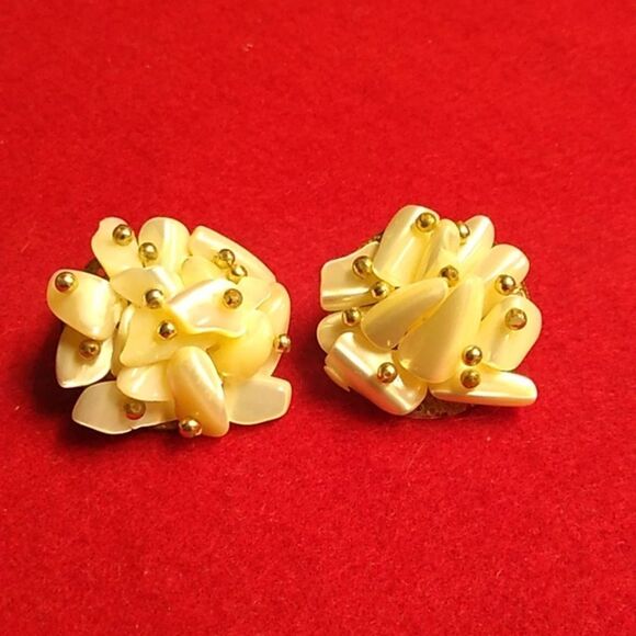 Vintage Mother of Pearl Chips Gold Tone Metal Beads Clip Earrings Cottagecore - Picture 7 of 7